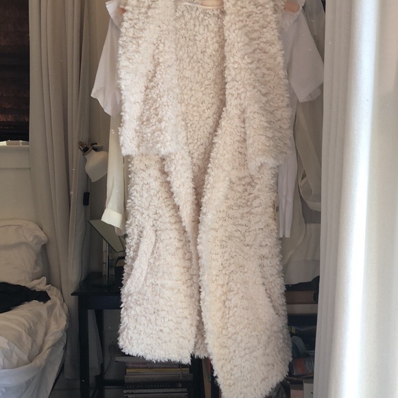 White Faux Fur “Eyelash Flyaway” Vest with Pockets NWT - Picture 13 of 16